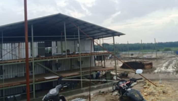 Diduga Abaikan Aturan Tata Ruang, Pembangunan Kandang Ayam di Kebon Cau Jadi Sorotan