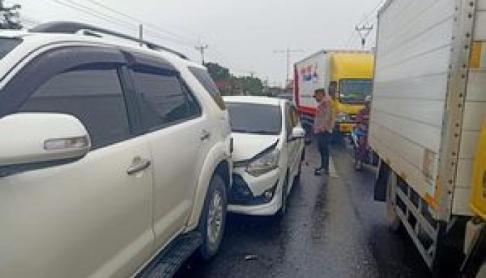 Kecelakaan Tiga Minibus di Jalan Raya Pancawati, Polsek Klari Tanggap Tangani Satu Korban Luka Ringan