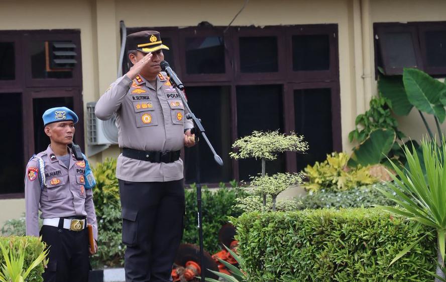 Kapolres Cilegon AKBP Dr. Martua Raja Taripar Laut Silitonga saat upacara laporan kenaikan pangkat pengabdian personel, pada hari Senin tanggal 6 april 2026. (Foto : Daeng Yusvin)