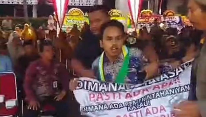 Aksi Nekat di HUT Cilegon: Mahasiswa Teriak “Darurat Pengangguran”, Acara Sempat Lumpuh