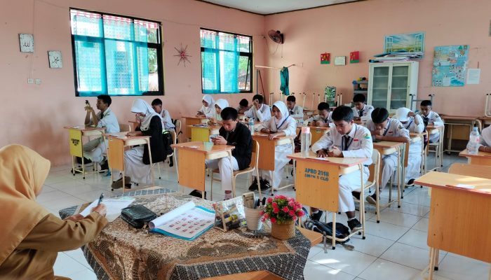 Hari Pertama Ujian Sekolah, Seluruh Siswa Kelas 9 SMPN 5 Cilegon Hadir dan Kerjakan Soal via Gawai