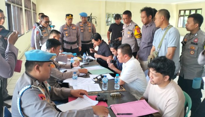 Pastikan Sesuai Prosedur, Wakapolres Cilegon Pantau Pemeriksaan Rutin Senpi Seluruh Anggota