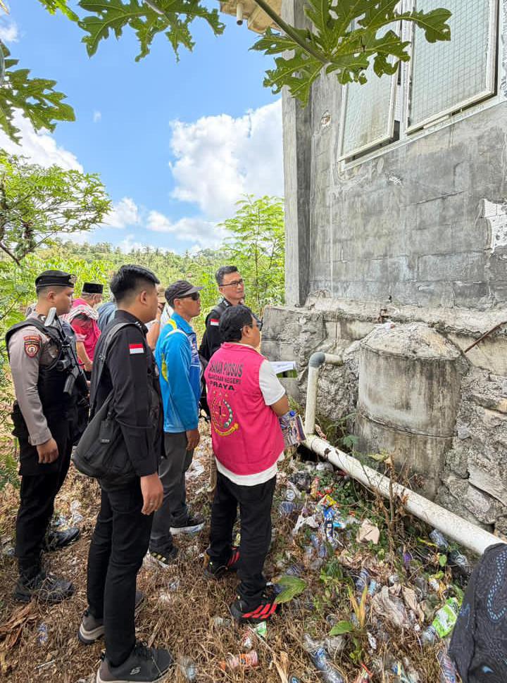 Keterangan poto : situasi peninjauan lokasi bangunan puskesmas lokasi tindak pidana korupsi