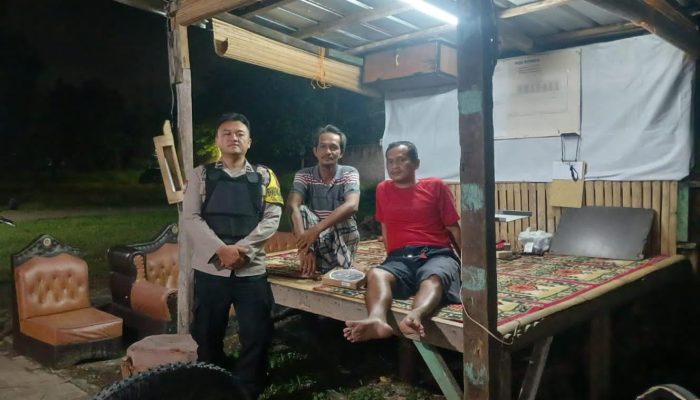 Sambang Poskamling, Bhabinkamtibmas Polsek Purwakarta Beri Semangat dan Bantuan untuk Warga