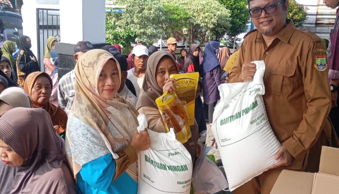 Warga Kebonsari Antusias Sambut Bantuan Sosial Pangan dari Pemerintah