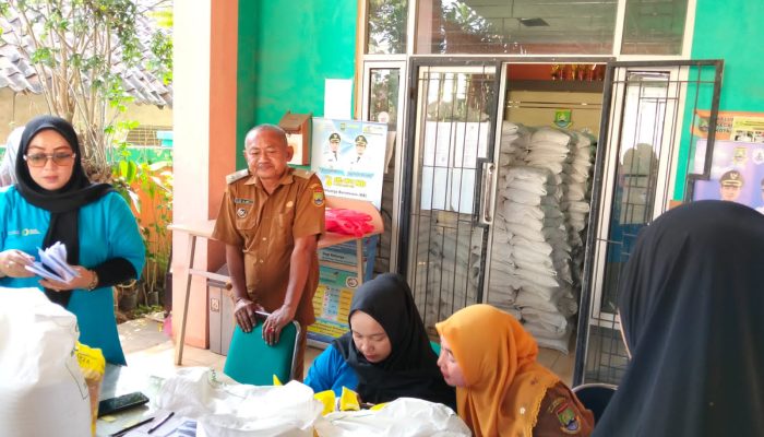 Warga Randakari Antusias Terima Bantuan Pangan, Penyaluran Dibagi Tiga Gelombang agar Tetap Tertib