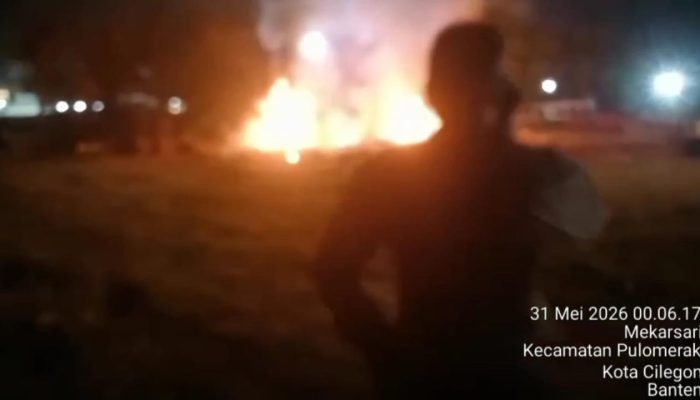 Kupasan Kabel Terbakar di Area PT Timas Pulomerak, Warga dan Pekerja Bahu-Membahu Padamkan Api dengan Air Laut