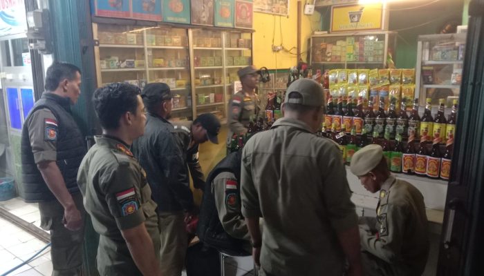 Satpol PP Cilegon Sita 111 Botol Miras dari Warung Jamu, Pengawasan Akan Diperketat