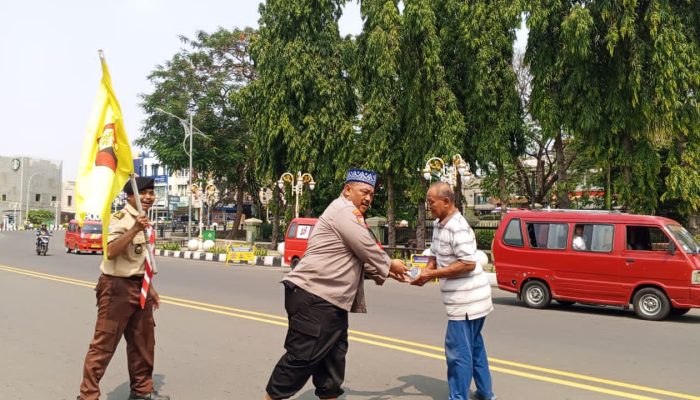 Satbinmas Polres Cilegon Gelar “Jumat Berkah”, Bagikan 110 Nasi Bungkus ke Jamaah dan Ojol