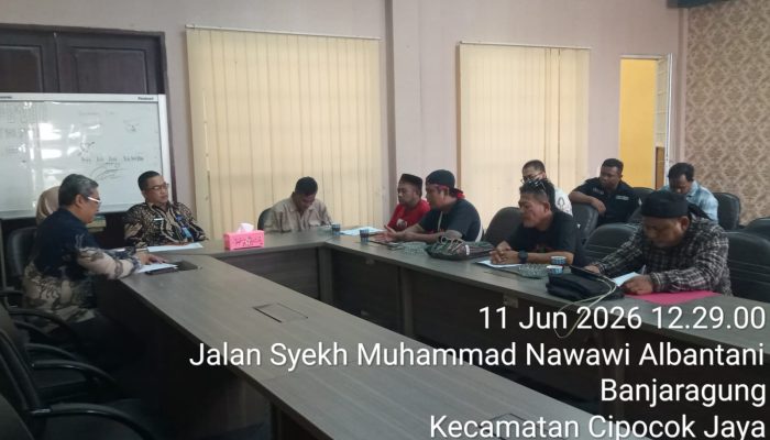 KOALISI BADDAK BANTEN GELAR UNRAS DAN SERAHKAN BERKAS DUGAAN RANGKAP JABATAN ( AH ) SEBAGAI ANGGOTA DPRD KOTA SERANG