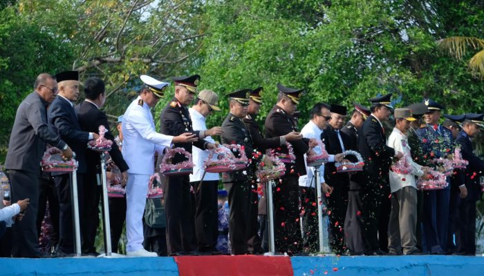 Sambut Hari Bhayangkara ke-80, Polda Banten dan Forkopimda Laksanakan Tabur Bunga di Laut Merak