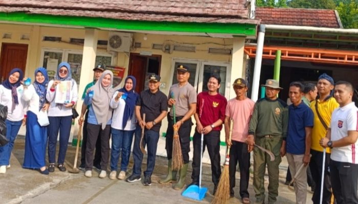 Polsek Cikulur dan Muspika Gelar “Jum’at Bersih”, Wujudkan Lingkungan Asri di Desa Sumurbandung