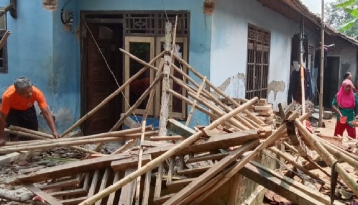 Rumah Lansia di Lebak Ambruk, Anak Pemilik Tertimpa Material