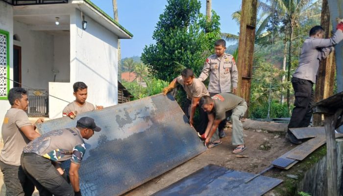 Dukung Mobilitas Warga, Satbrimob Polda Banten Revitalisasi Jembatan di Bayah