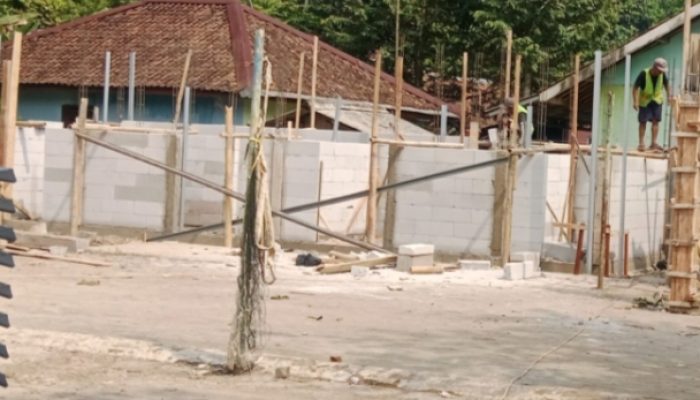 Revitalisasi SDN 2 Kumpay Disorot, Muncul Perbedaan Keterangan Terkait Pengelolaan Dana dan Penggunaan Material Proyek