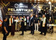 Pengurus DPC FERADI WPI Jakarta Timur dilantik, Waketum Bianca Kalungkan Slempang Kepada Ketua Zainil Yasni