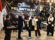 Waketum Adv. Suwanto SH MH kalungkan Slempang DPC kepada Ketua Adv. Erwin Maulana Tandai Dilantiknya DPC FERADI WPI Kota Bogor