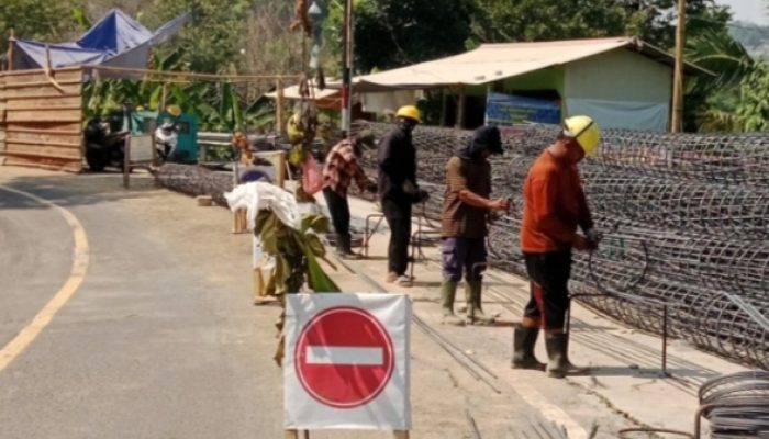 Proyek Jalan Nasional III Bayah–Cibareno Disorot, Aktivis Lebak Pertanyakan Transparansi dan Keselamatan Kerja