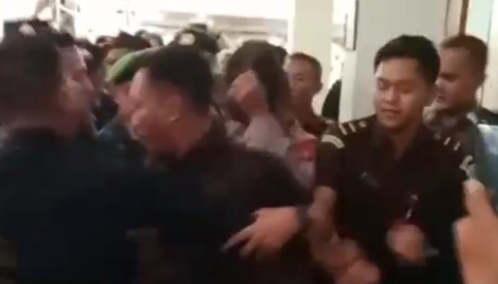Ratusan Emak-emak Kepung PN Rangkasbitung, Sidang Dugaan Penistaan Al-Qur’an Diwarnai Kericuhan