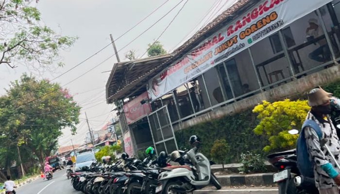 Bahu Jalan di Lebak Diduga Dijadikan Lahan Parkir, Aktivis Konami Desak Pemda Tindak Tegas