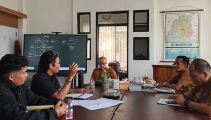 ‎REHAB SEKOLAH DIDUGA TERINDIKASI KUAT GUNAKAN MATERIAL TIDAK SESUAI DOKUMEN KONTRAK, GAMMA DESAK PEMBONGKARAN HINGGA AKAN DEMO DAN LAPORKAN DINDIK LEBAK KE APH